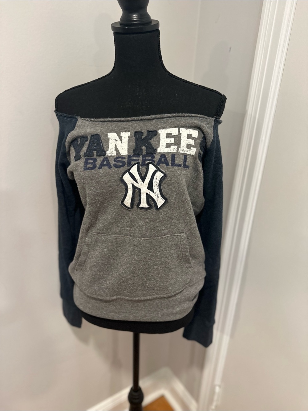 EUC MLB New York Yankees 5th & Ocean Sz:M Off The Shoulder Spellout Fleece Top.